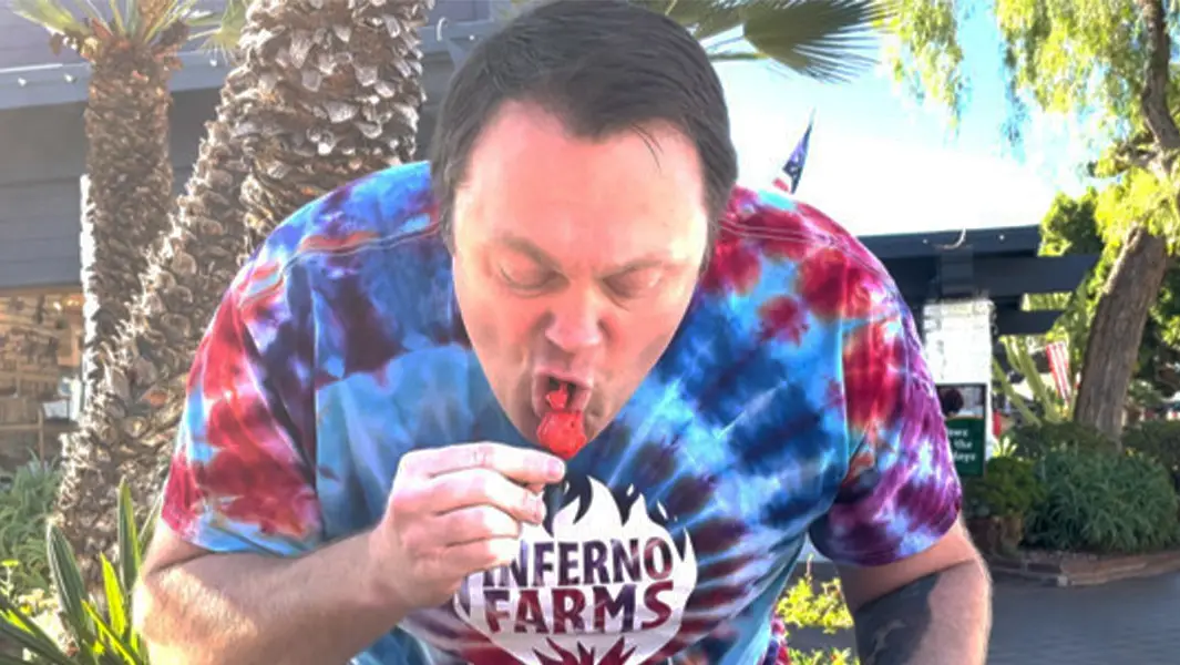Man eats three Carolina Reaper chillies in 8.7 sec like it's nothing
