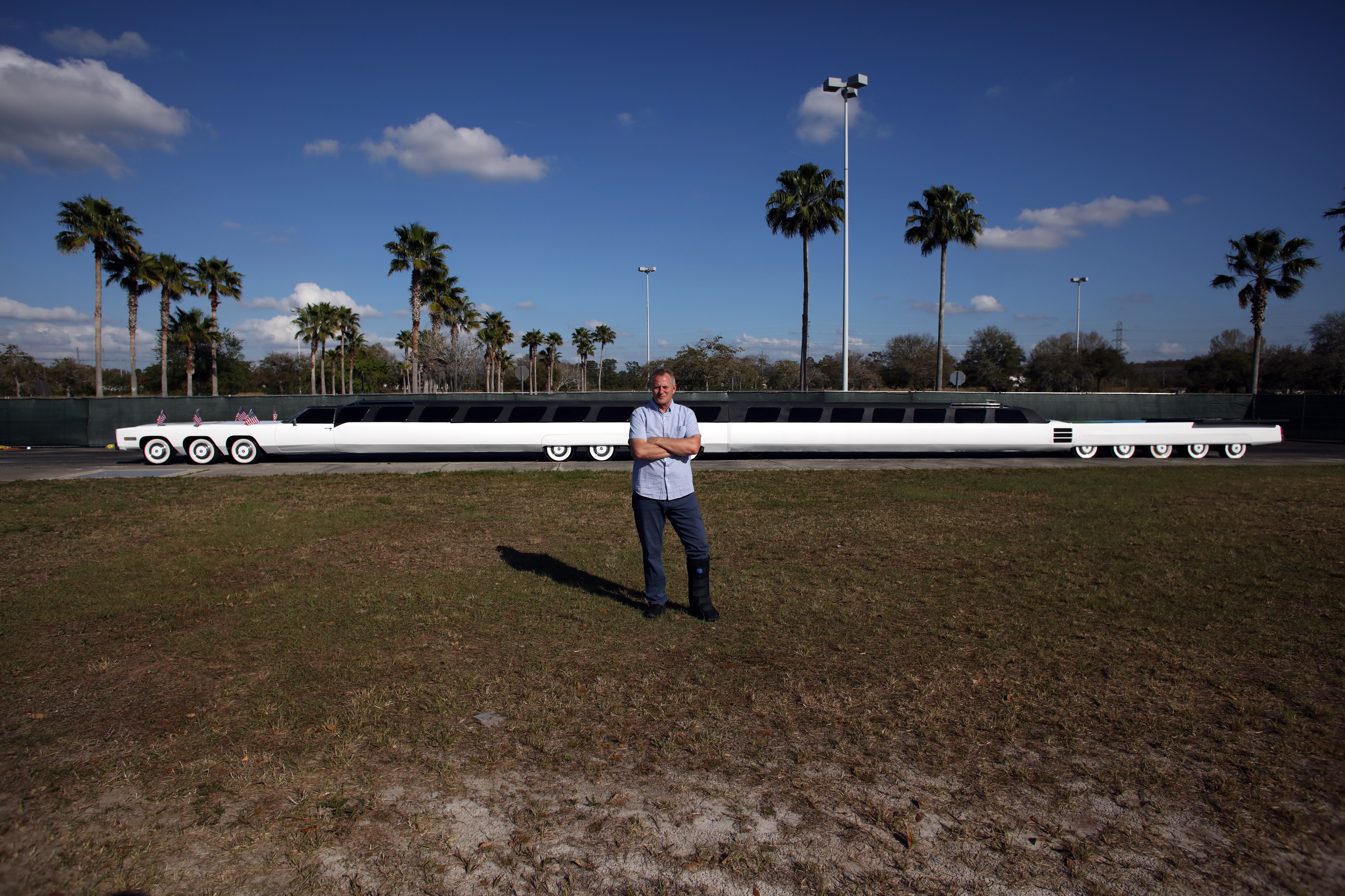 michael-manning-dünyanın-önünde duran-uzunluğunu gösteriş için en uzun araba