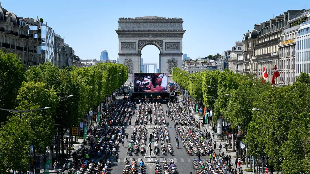 Historic Champs Elysées transformed into open-air classroom for dictation record