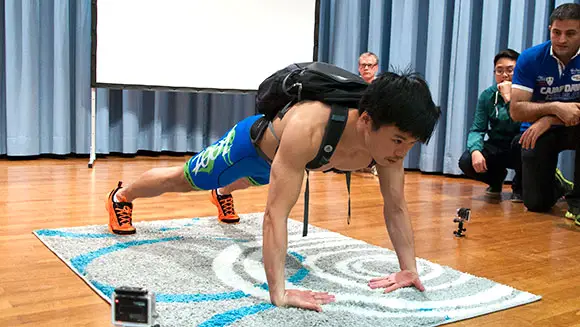 Рекорд отжиманий за минуту. Минору Йошида отжимания. Минору Йошида мировой рекордсмен по отжиманиям. Рекорд Гиннесса по отжиманиям. Рекорд отжиманий.