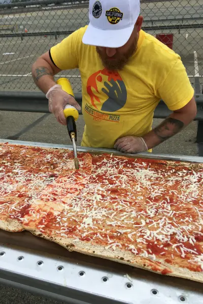 Mile-long pizza breaks record in California | Guinness World Records
