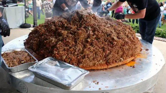 Restaurant chain Sonny’s BBQ dishes up largest serving of pulled pork world record