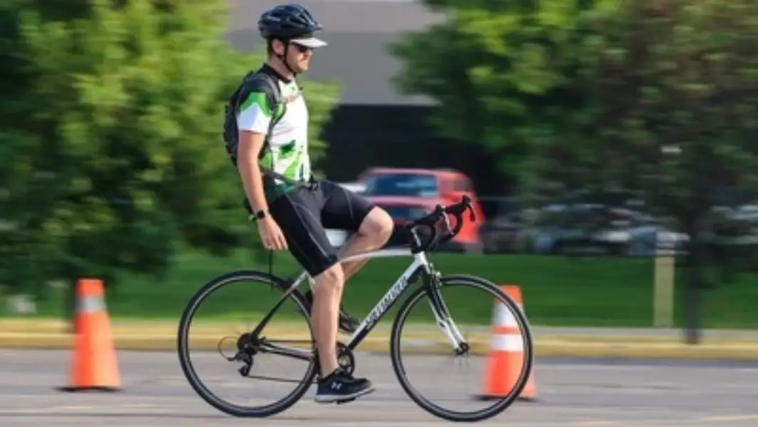 Hands-free cyclist managed to keep going for 130 km by massaging legs as he pedalled