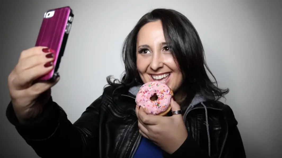 NYC comedian breaks sweet record for tallest stack of doughnuts in just one minute