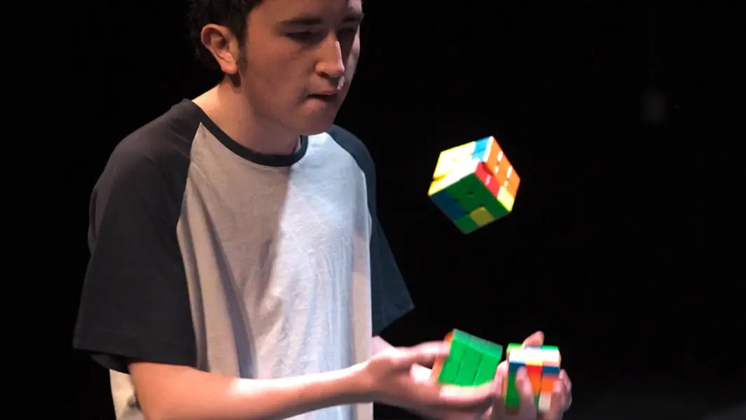 Colombian juggles and solves three puzzle cubes shattering record 