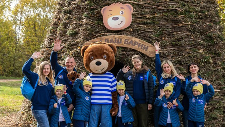 Barni competition winners posing with tallest branch shelter