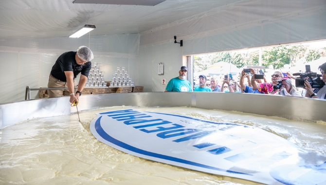 Largest-Cheesecake-world-record-by-Philadelphia-cream-cheese