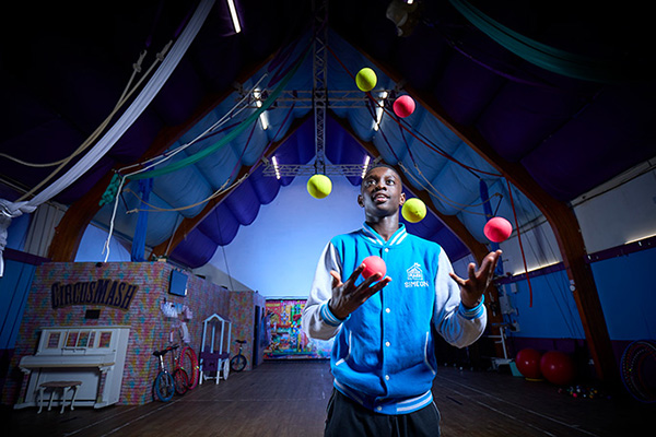 simeon-juggling-with-blue-shirt