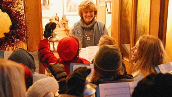 Caroling-Article-580-327