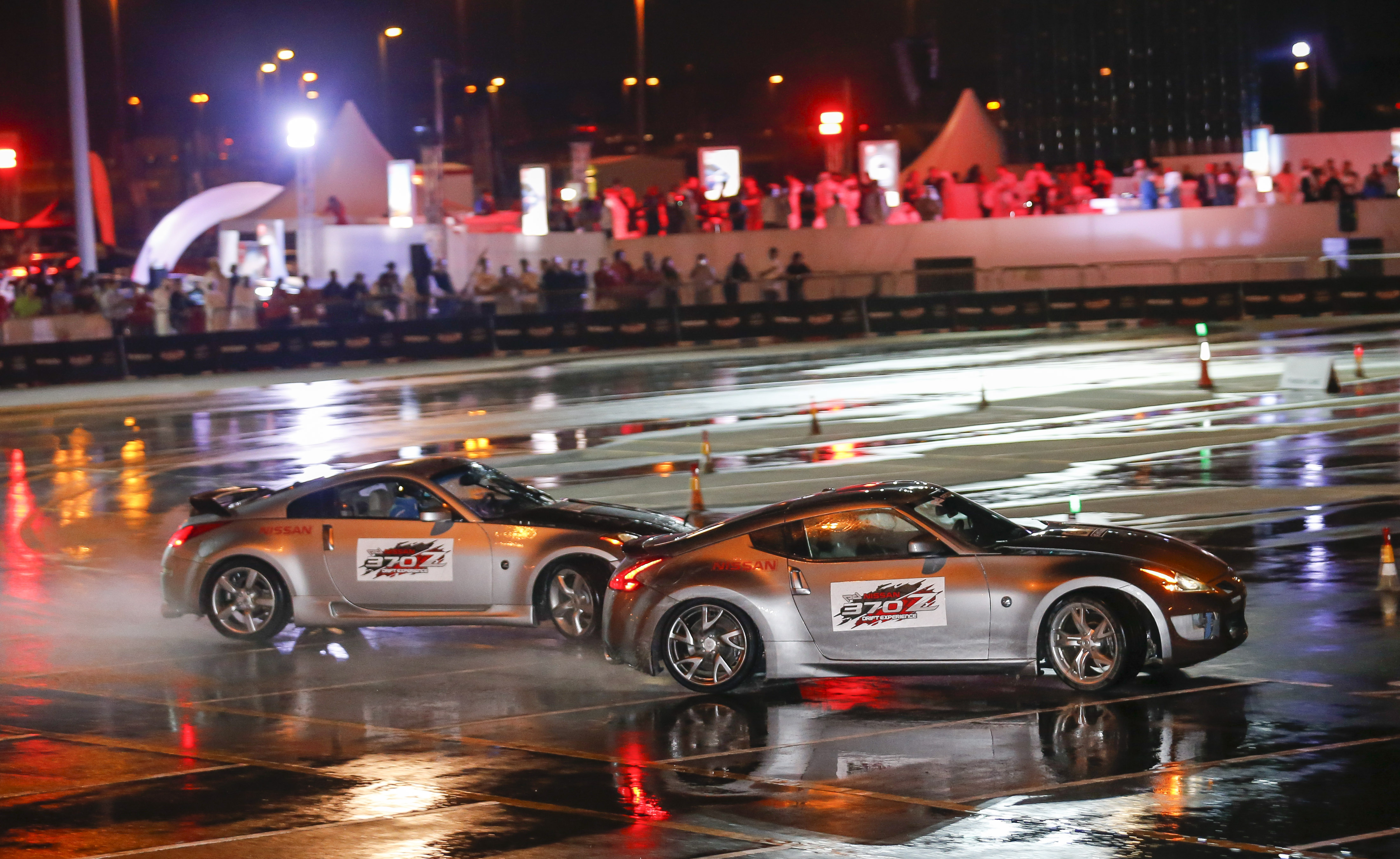 Video: Nissan and Prodrift Academy set twin vehicle drift record
