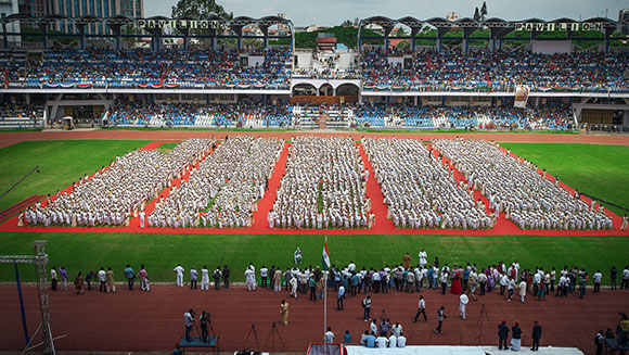 largest-gathering-of-people-dressed-as-ghandi-header
