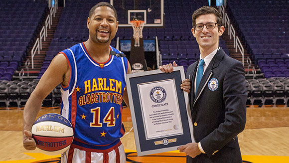 harlem-globetrotters-kneeling-header