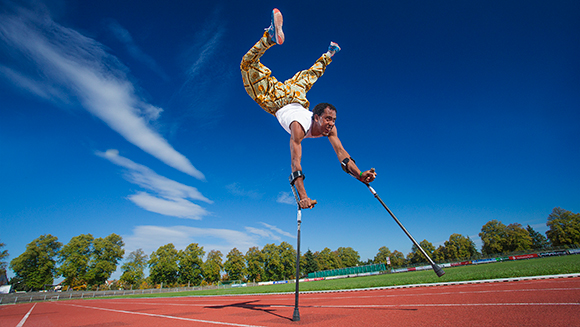 fastest-100-m-on-forearm-crutches-header