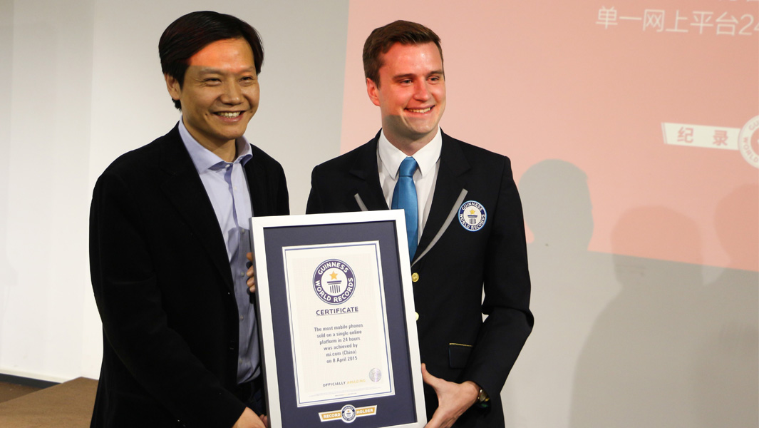 Mi's CEO Lei Jun Accept the Certificate from GWR