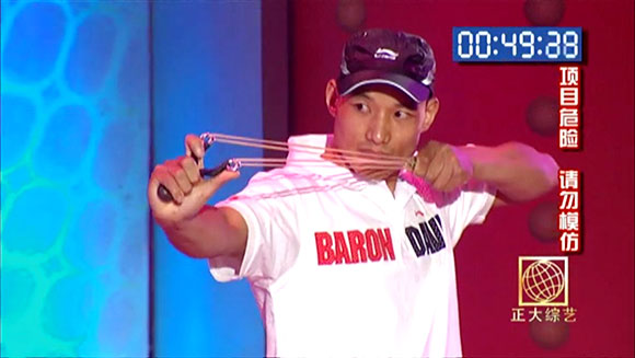 most-cans-hit-in-one-minute-with-a-slingshot-header