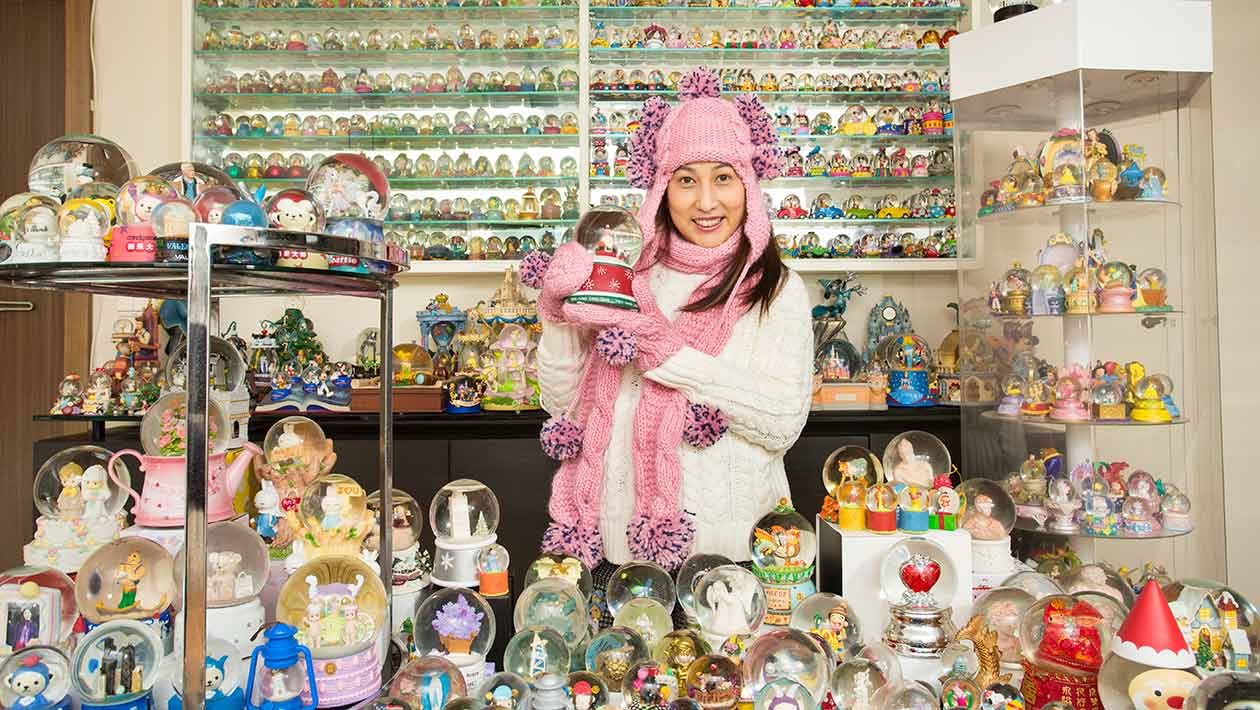 Largest collection of snow globes