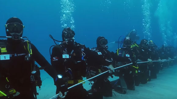 Longest human chain underwater - header