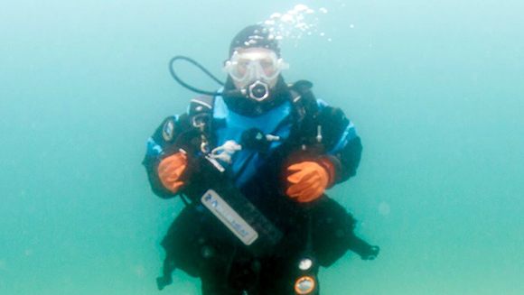 Longest open water scuba dive by a woman