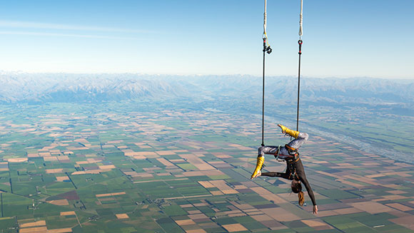 Highest static trapeze act header