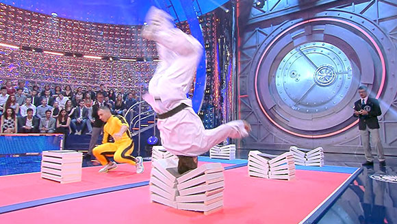 Most concrete blocks broken with the head in one minute header