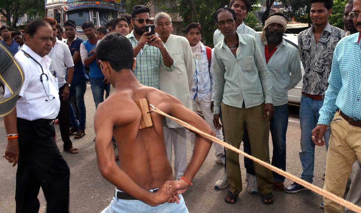 Heaviest vehicle pulled by the shoulder blades header