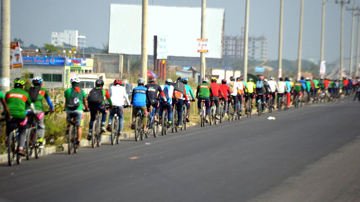 Longest line of moving bicycles