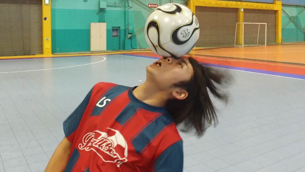 Most football (soccer ball) rolls from eye to eye in one minute header