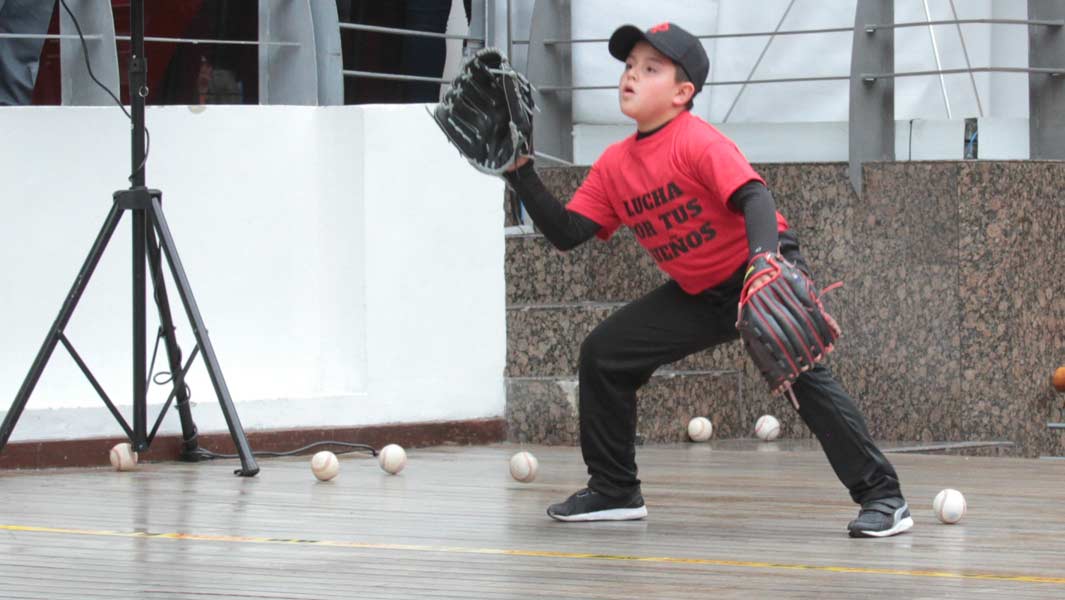 Most baseball catches with alternating in hands in one minute header