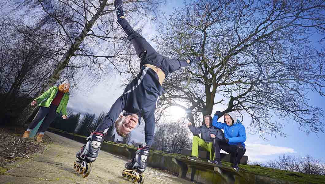 Mirko-Hansen-Fastest-50m-hand-skating-with-friends-watching