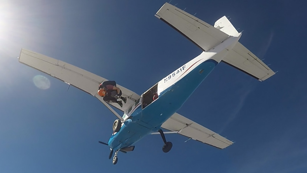 Elliot-druing-attempt-of-most-somersaults-in-a-skydive.jpg