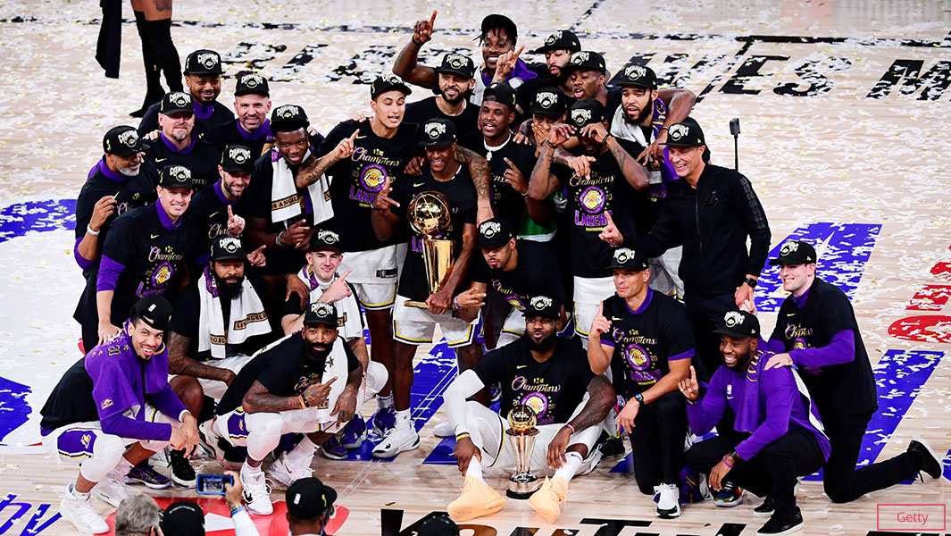 los-angeles-lakers-posing-and-holding-nba-champs-trophy-634510