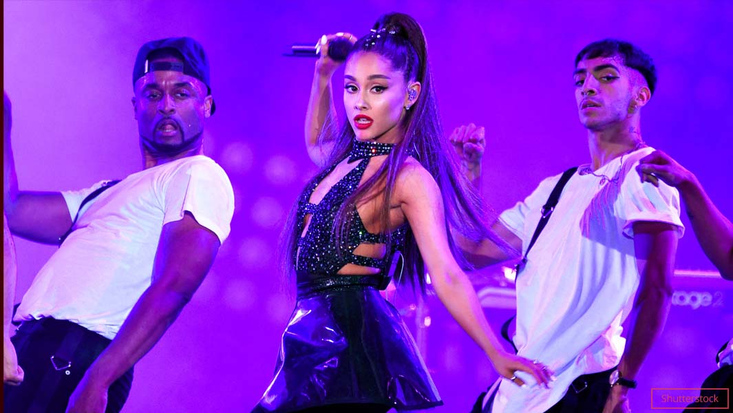 Ariana-Grande-Performing-at-the-2020-VMA-Awards