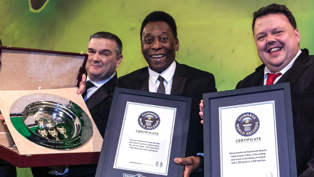 Pele-receives-Guinness-World-Records-Certificates