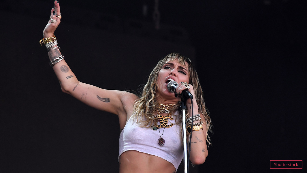 miley cyrus on stage close up