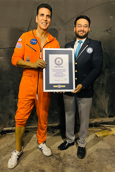 Bollywood star Akshay Kumar smashes selfie record The Rock once held ...