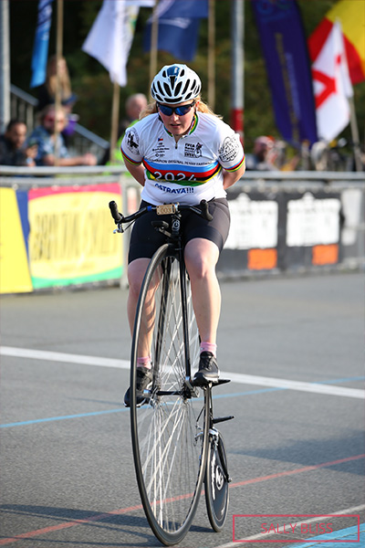 Evi Dumon riding with no hands