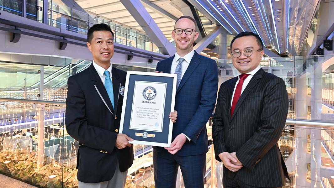 CEO of HSBC Life being awarded GWR certificate
