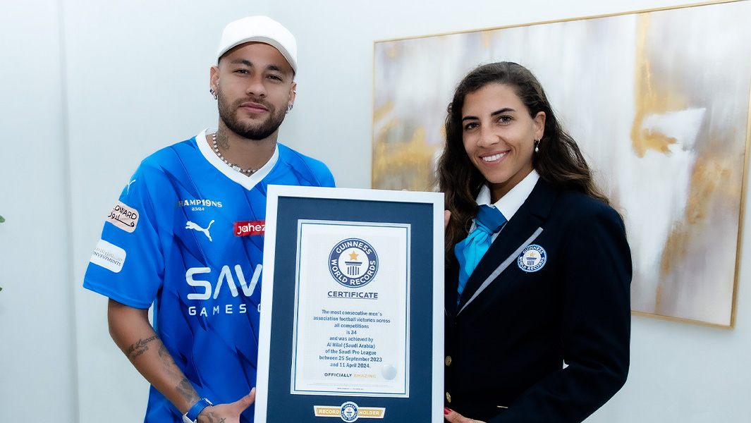 Neymar holding GWR certificate with adjudicator