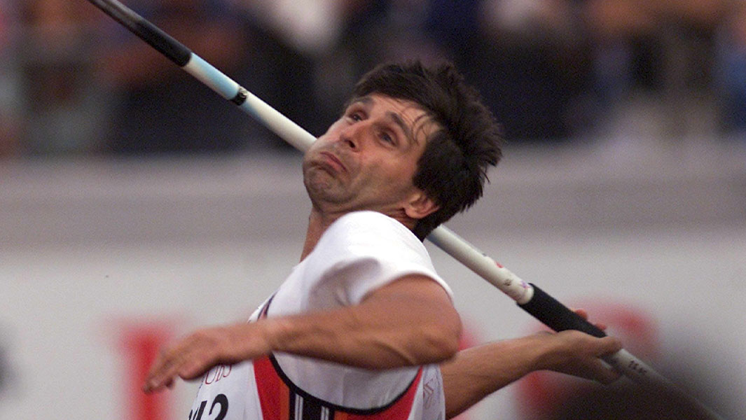 Jan Zelezny throwing a javelin