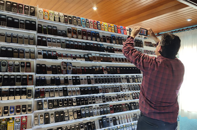 Wences taking pictures of his phones