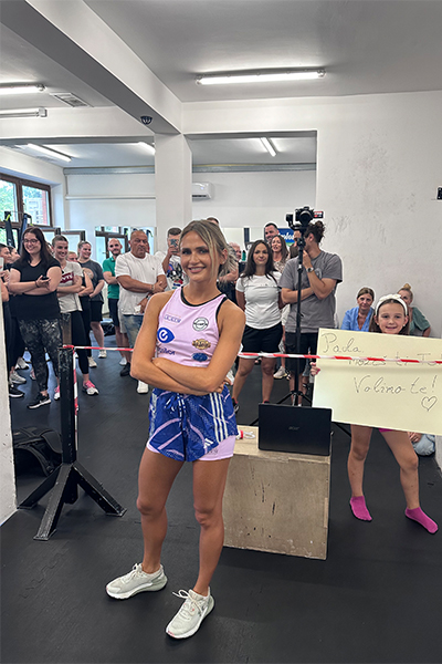 A crowd cheering Paula on