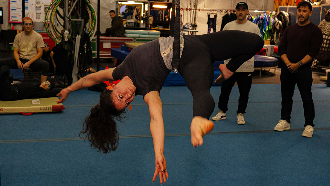 Enya White doing infinity roll on trapeze