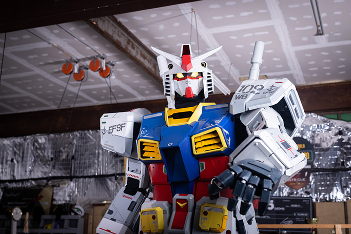 Gundam lifting his hand