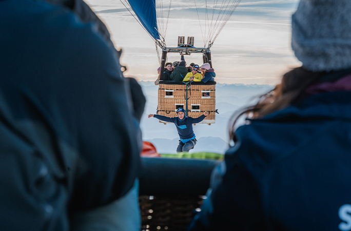 Friedi balancing on the slackline
