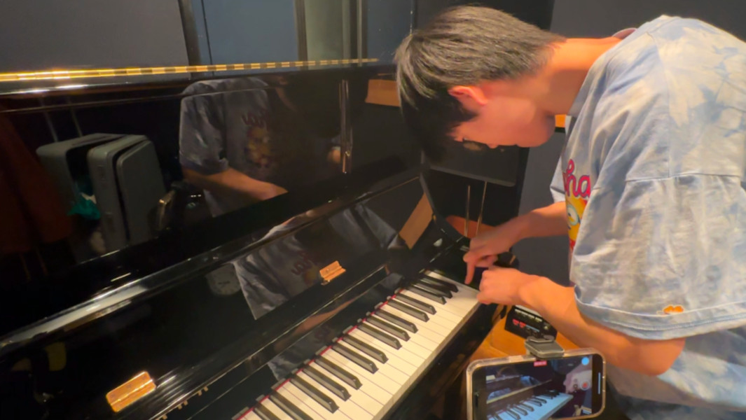 Keita Hattori playing piano