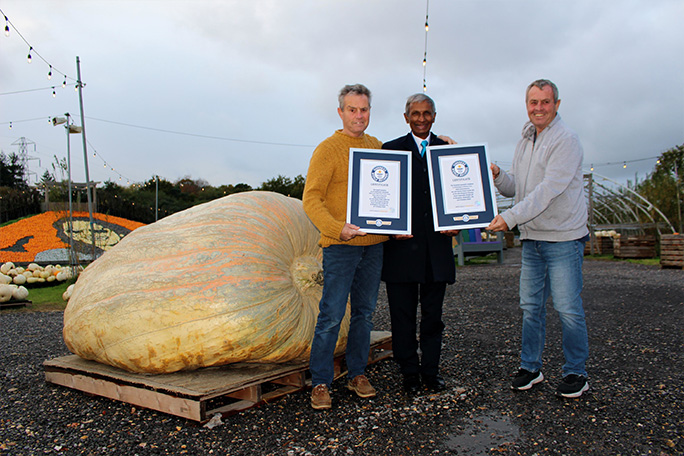 heaviest-pumpkin-and-largest-pumpkin-by-circumference-ian-and-stuart-paton-receive-their-gwr-certificates-by-gwr-adjudicator-prav-patel