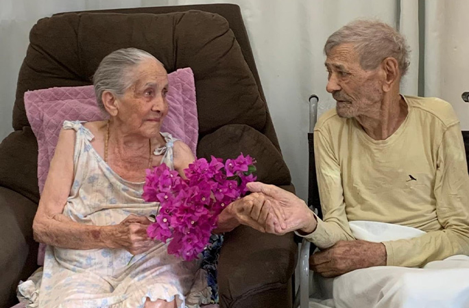 Manoel giving Maria flowers