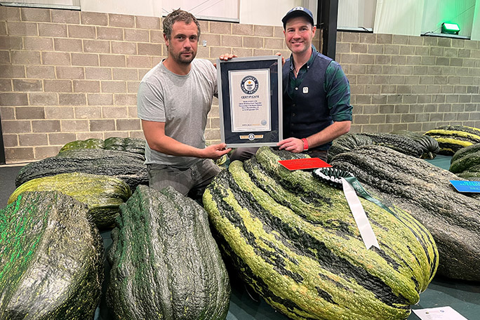malvern-2025---gwr-senior-managing-editor-adam-millward-presents-certficate-to-mark-baggs-for-the-longest-marrow