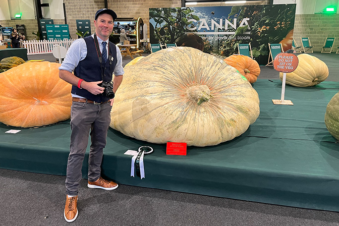 malvern-2025-heaviest-pumpkin-of-the-event-grown-by-paton-brothers-with-gwr-senior-managing-editor-adam-millward