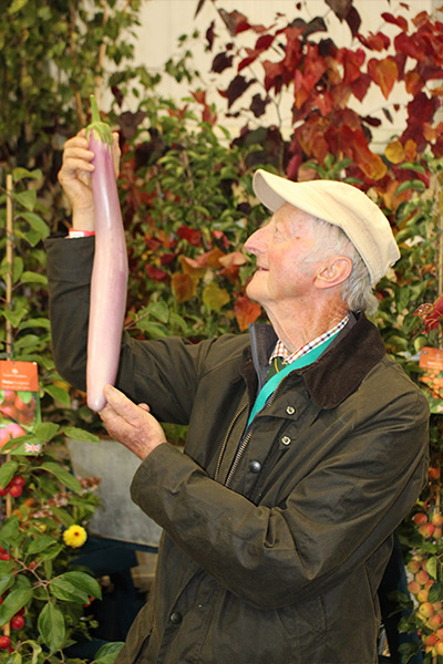 malvern-2025-peter-glazebrook-holds-aloft-the-longest-aubergine